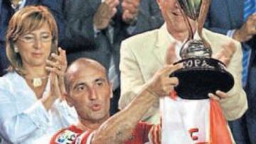 <b>EL ESTRENO. </b>El Nàstic levanta la Copa Catalunya, primer título de su historia.