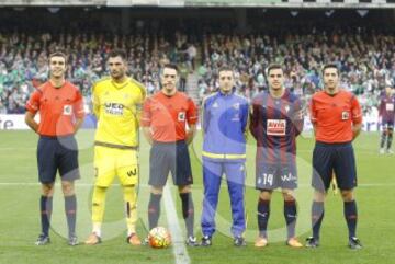 El árbitro Prieto Iglesias acompañado por sus asistentes García Sabuco y Méndez Mateo, el cuarto árbitro García Ballesteros y los capitanes Adán y Dani García.