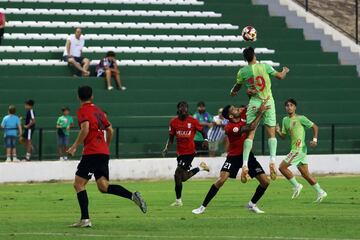 Partido Málaga-Melilla de este verano en Antequera, Roberto busca un balónn aéreo.