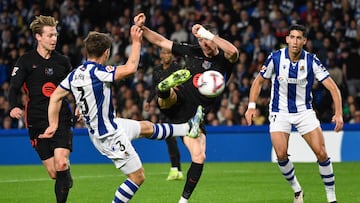 Barcelona's Polish forward #09 Robert Lewandowski (C) kicks in a goal that was later disallowed as he is challenged by Real Sociedad's Spanish defender #03 Aihen Munoz during the Spanish league football match between Real Sociedad and FC Barcelona at the Anoeta stadium in San Sebastian on November 10, 2024. (Photo by ANDER GILLENEA / AFP)