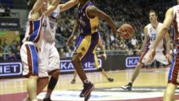 El base estadounidense del Blancos de Rueda Valladolid Alex Renfroe (c) intenta un pase por detrás de la espalda ante el pívot tunecino del Blusens Monbus, Salah Mejri (2i).