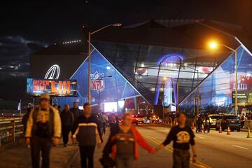 Estamos a pocas horas de que arranque el Super Bowl en el Mercedes-Benz Stadium y aquí te presentamos postales del recinto.