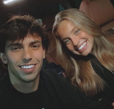 La joven estrella del Atlético de Madrid no acostumbra a compartir demasiados detalles de su vida privada, aunque siempre que puede lo hace con su novia, la joven influencer Margarita Corceiro, aficionada al Sporting de Portugal, donde le gustaría ver a su pareja en un futuro.