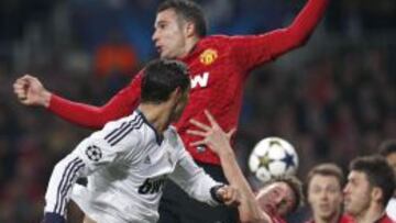 Cristiano Ronaldo salta con Van Persie.