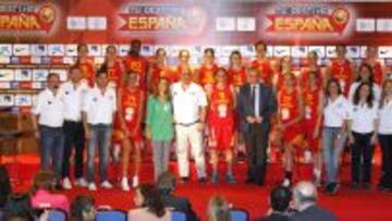 La Selección femenina de baloncesto posa junto a Ana Muñoz (CSD) y José Luis Sáez (CSD).