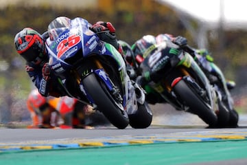 Maverick Viñales adelanta a Johann Zarco.