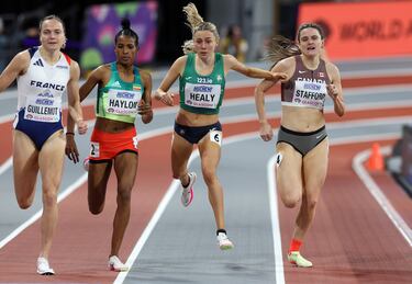 No será un día de grato recuerdo el de ayer para Sarah Healy. La irlandesa finalizó su participación en los Mundiales de atletismo bajo techo de Glasgow (Escocia) con un mal trago. Cuando se acercaba a la meta en la prueba de 1.500 sufrió una aparatosa caída y aterrizó con la cara en el tartán. Por suerte no sufrió grandes daños.