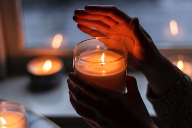Vela naranja en agosto 2022: tradición, significado y rituales