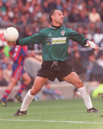 El asturiano militó toda su carrera en el Sporting de Gijón (de 1981 a 1999) y fue el portero con menos goles encajados en la Liga en tres ocasiones (1984-85, 1985-86 y 1989-90). Jugó cuatro partidos con la Selección y llegó a ir convocado a los Mundiales de 1986 y 1990, aunque no participó en ninguno de ellos. Fue campeón con la Sub-21 en la Eurocopa de 1986 al ganar a Italia en la tanda de penaltis, deteniendo dos de los lanzamientos. 