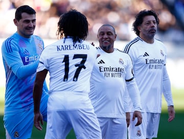 Casillas, Karembeu y Roberto Carlos no quisieron perderse el homenaje a Iniesta.