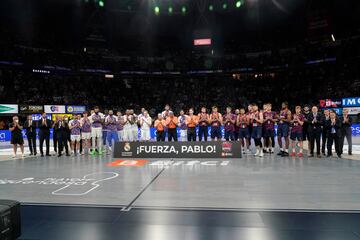 Los jugadores y cuerpo técnico muestran su apoyo al entrenador del Real Madrid, Pablo Laso.
