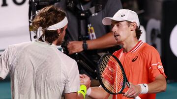 El tenista australiano Alex de Miñaur saluda a Stefanos Tsitsipas tras su partido de cuartos de final en el Abierto Mexicano Telcel, el Torneo de Acapulco.