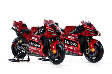 Ducati ha presentado en Madonna di Campiglio a sus equipos de MotoGP y Superbike para la temporada 2023. Los detalles de la Desmosedici son un propulsor 4 tiempos V4 a 90?, refrigeraci¨®n por l¨ªquido, distribuci¨®n desmodr¨®mica con doble ¨¢rbol de levas en cabeza y 4 v¨¢lvulas por cilindro.