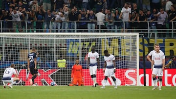 Soccer Football - Champions League - Group Stage - Group B - Inter Milan v Tottenham Hotspur - San Siro, Milan, Italy - September 18, 2018 Tottenham Hotspur players looks dejected after Inter Milan's Matias Vecino scores their second goal REUTERS/
