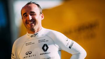 Robert Kubica, sonriente tras probar un F1 en Cheste.