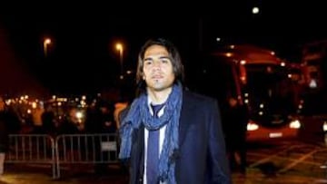 <b>CONCENTRADOS. </b>Falcao llegaba ayer junto al resto del equipo al hotel Palacio del Mar en Santander. El colombiano es la amenaza.