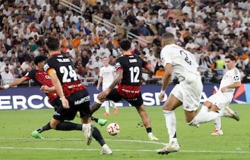 2-0. Brahim, en la frontal del área, asiste al desmarque Mbappé. El defensa eslovaco yendo al suelo, intercepta el balón para cambiar la trayectoria de la pelota y confundir a Greif.