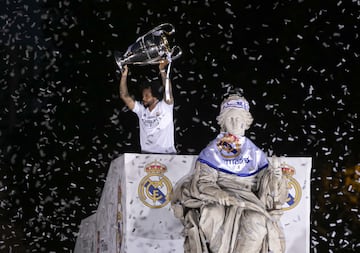 Marcelo ofrece a Cibeles la copa. 