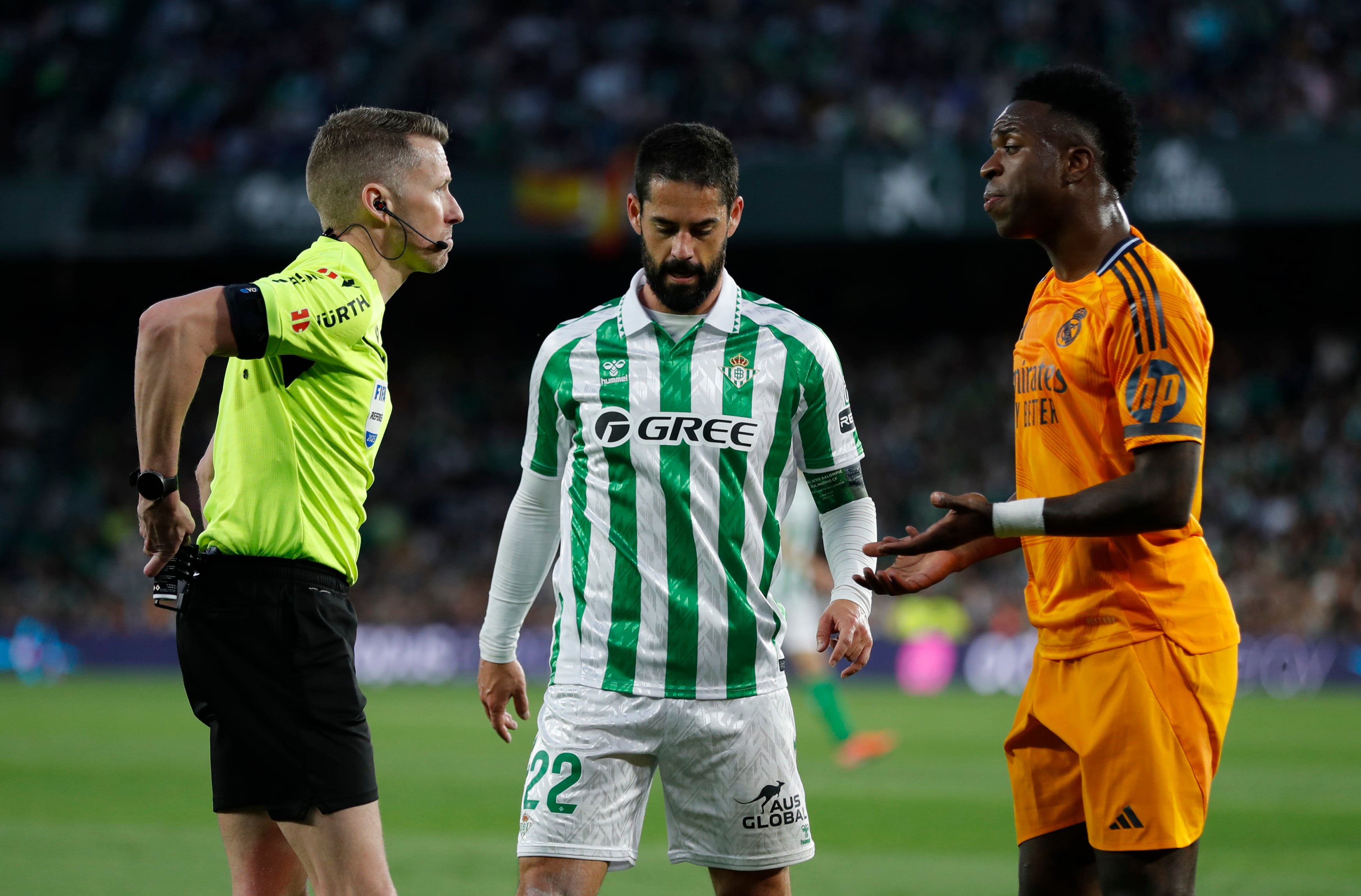 فينيسيوس يعبر عن غضبه بعد تلقيه بطاقة صفراء في مباراة ريال مدريد ضد ريال بيتيس