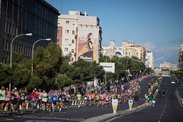 Miles de personas participan en la maratón durante la 46ª edición del Zurich Rock 'N' Roll Running Series en la capital española.