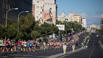 Miles de personas participan en la maratón durante la 46ª edición del Zurich Rock 'N' Roll Running Series en la capital española.