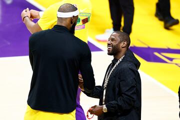 Floyd Joy Mayweather saludando al LeBron James.