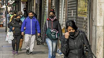 17 July 2020, Argentina, Buenos Aires: People wear face masks as they walk through a street in the city centre of Buenos Aires. Despite Argentina is facing high numbers of coronavirus cases the government announced a plan to ease the restrictions. Photo: Roberto Almeida Aveledo/ZUMA Wire/dpa
 Roberto Almeida Aveledo/ZUMA Wir / DPA
 17/07/2020 ONLY FOR USE IN SPAIN