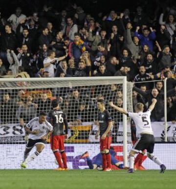 El defensa brasileño del Valencia Aderlan Santos anotó el gol 2-0 para el Valencia