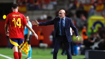 De la Fuente saluda a Laporte durante el España-Dinamarca.