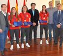 El alcalde recibe a las tres jugadoras del AD Alcorcón FSF ganadoras de la Eurocopa