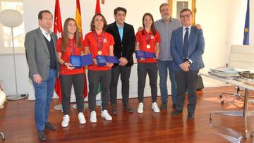 El alcalde recibe a las tres jugadoras del AD Alcorcón FSF ganadoras de la Eurocopa