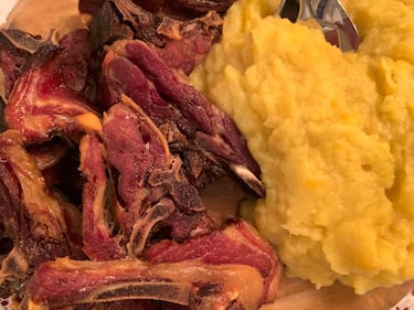 En noruega se comen costillas de cordero en salazón conocidas como pinnekjøtt y peppercakes, galletas típicas de navidad. En su menú está el tradicional aguardiente y los platos a base de pescado y gachas de arroz. El día de fin de año, tras las campanadas, cada familia sale al jardín a tirar petardos y fuegos artificiales.