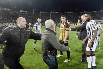 Ivan Savvidis, dueño del PAOK de Salónica, bajó al césped con un arma tras anular el árbitro un gol a su equipo en el tramo final del partido.