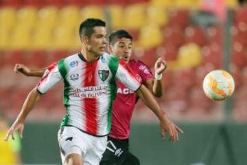 Alejandro Contreras lucha con Joaquín Verges del Wanderers uruguayo.