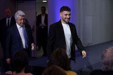 Javi Gal¨¢n, el primer fichaje del Atl¨¦tico 23-24, ha sido presentado este mi¨¦rcoles en el auditorio del C¨ªvitas Metropolitano. El lateral, de 28 a?os, entr¨® en la sala junto a Enrique Cerezo y estuvo acompa?ado tambi¨¦n por amigos, familiares y por el director deportivo, Andrea Berta, y el vicepresidente Antonio Alonso.