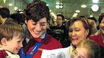 <b>REGALO PARA MAYTE.</B> Dos pequeños admiradores le dieron un dibujo en Barajas a la medallista de 800.