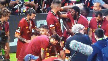 La celebración de un jugador de la Roma que está reventanto Twitter: ¿qué hace?