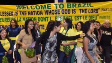 Fans brasileños esperan la llegada de los Socceroos.