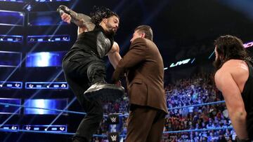 Roman Reings ataca a Vince McMahon en su debut en SmackDown.
