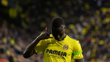 VILLARREAL (CASTELLÓN), 01/02/2025.- El centrocampista senegalés del Villareal Pape Alassane celebra el segundo gol de su equipo durante el partido de LaLiga entre el Villarreal y el Valladolid, este sábado en el estadio de la Cerámica. EFE/ Andreu Esteban