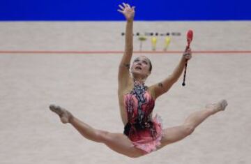 Silviya Miteva de Bulgaria realiza su ejercicio de mazas durante el campeonato de Europa de gimnasia rítmica celebrado en el Stadthalle de Viena.