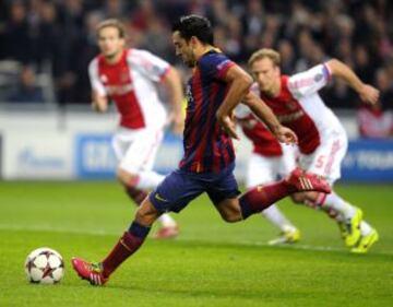 Xavi Hernandez controla el balón durante el partido de Champions League entre el Ajax y el FC Barcelona en el estadio Amsterdam Arena