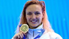 La nadadora h&uacute;ngara Katinka Hosszu posa con la medalla de oro en los Mundiales de Piscina Corta de Hangzhou (China).