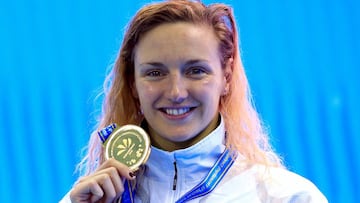 La nadadora húngara Katinka Hosszu posa con la medalla de oro en los Mundiales de Piscina Corta de Hangzhou (China).