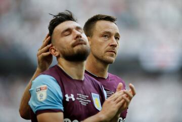 Los jugadores del Aston Villa lamentan su derrota por 1-0 ante el Fulham, en el final del play-off de ascenso a Premier League jugado en el Estadio de Wembley 