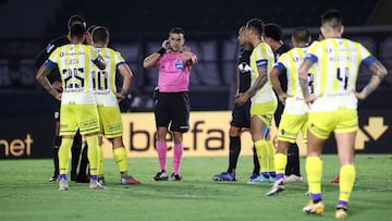 Soccer Football - Copa Sudamericana - Quarterfinal - Second leg - Red Bull Bragantino v Rosario Central - Estadio Nabi Abi Chedid, Braganca Paulista, Brazil - August 17, 2021  Referee with players during the match   Pool via REUTERS/Sebastiao Moreira