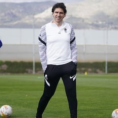 Karanka contra "maleficio de los parones" en su debut en casa