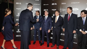 El Rey Felipe VI saluda a Alejandro Elortegui, Director Adjunto de As.