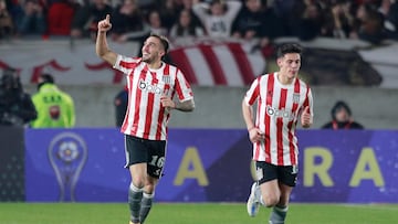 Mauro Méndez celebra un gol con Estudiantes.