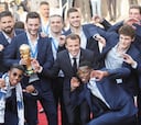 Macron condecora con la Legión de Honor a la selección francesa